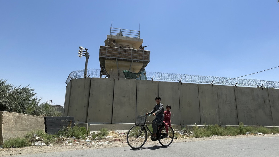 US wants key Afghan air base back — RT World News