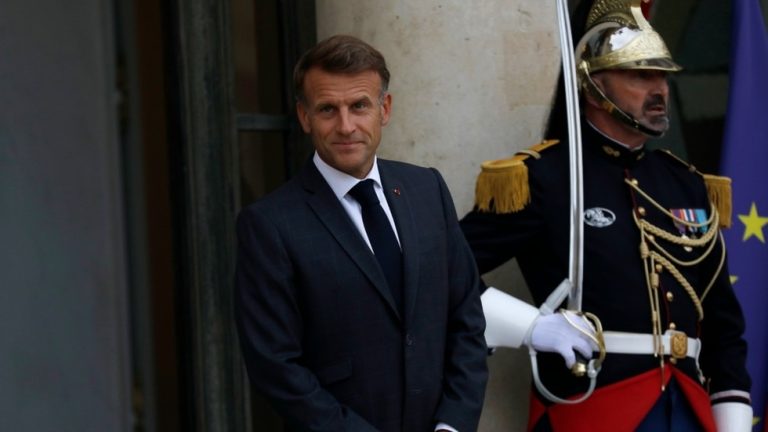 Europe ready to offer security guarantees to Ukraine – Macron — RT World News