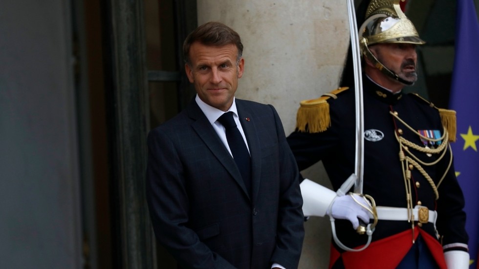 Europe ready to offer security guarantees to Ukraine – Macron — RT World News