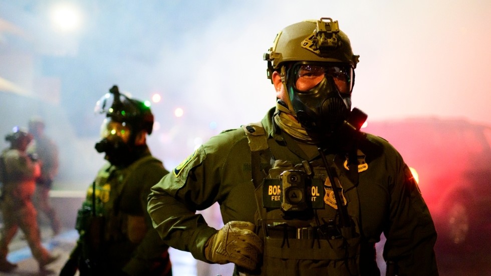 Anti-ICE protesters clash with federal agents in Portland (VIDEO) — RT World News