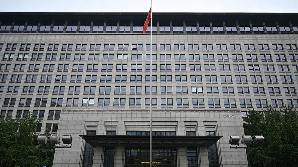 Beijing warns of retaliation over US tariff ultimatums — RT World News