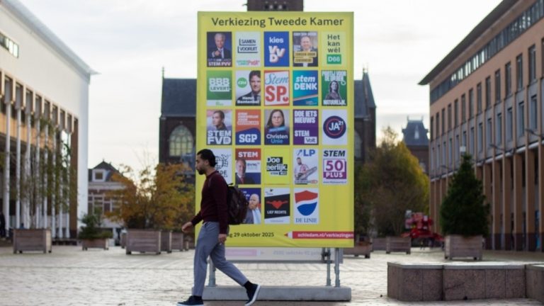 Pro-EU liberals and anti-immigration hardliners tied in extremely narrow Dutch election — RT World News