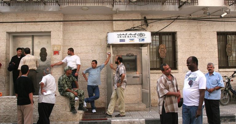 Gaza: Cash crisis persists despite bank reopening