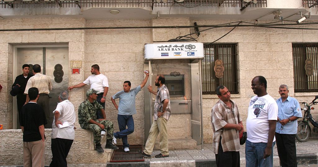 Gaza cash crisis worsens amid bank closures Gaza: Cash crisis persists despite bank reopening