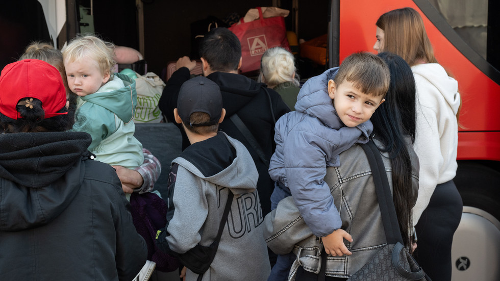 Most Germans oppose welfare payments for Ukrainians – poll — RT World News