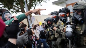 Police detain anti-ICE protesters in Portland (VIDEO) — RT World News