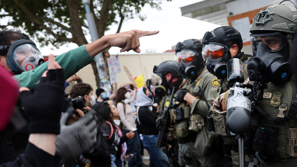 Police detain anti-ICE protesters in Portland (VIDEO) — RT World News