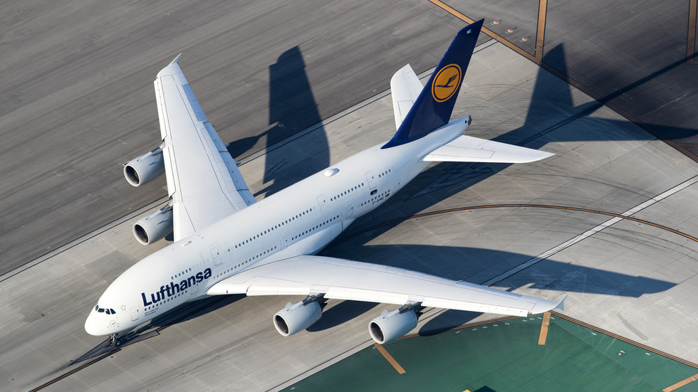 Lufthansa announces 100+ route cuts — RT World News