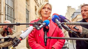 Le Pen vows to block any new French government — RT World News