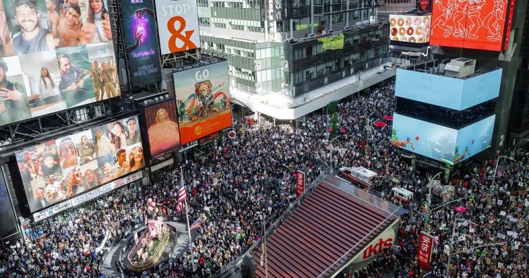 USA : Tens of thousand take to the streets in Anti-Trump 'No kings' protests