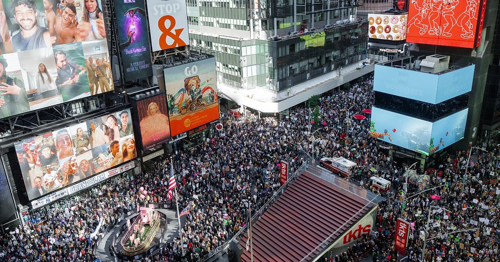 USA : Tens of thousand take to the streets in Anti-Trump 'No kings' protests