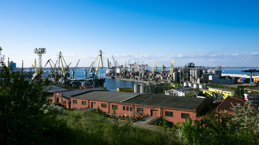 Zelensky announces military rule in key port city — RT World News
