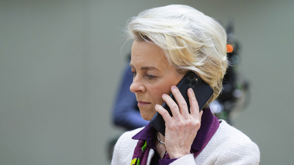 Von der Leyen ‘trolled’ by phone upgrade offer — RT World News