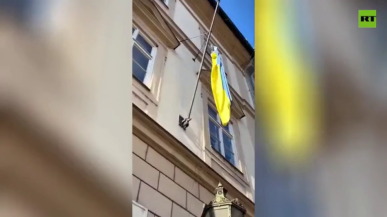 Ukrainian flag taken down from Czech parliament (VIDEO) — RT World News
