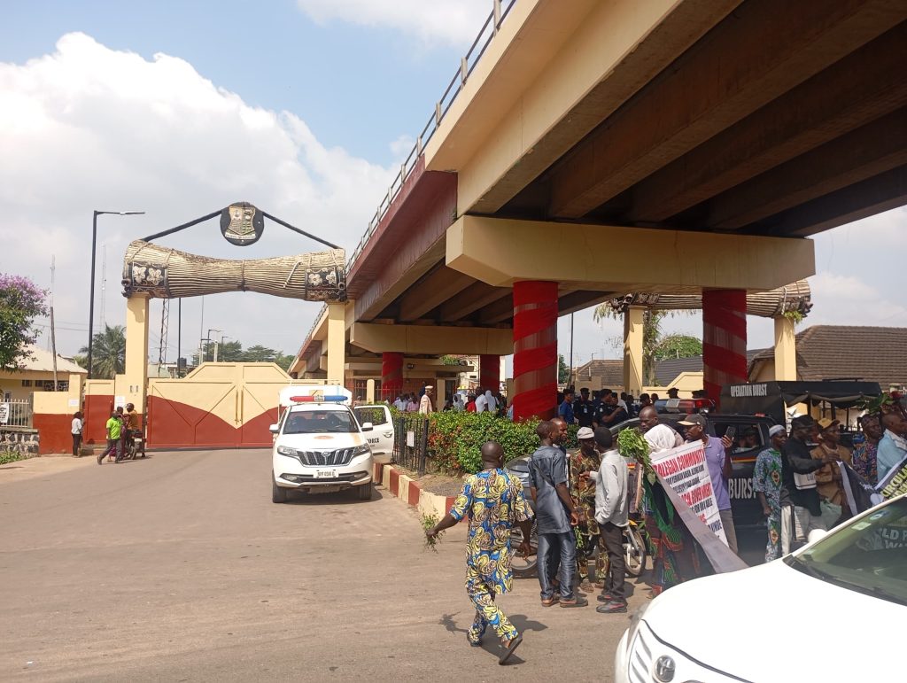BREAKING: Residents block roads, protest over extension of Ibadan circular road [PHOTOS]