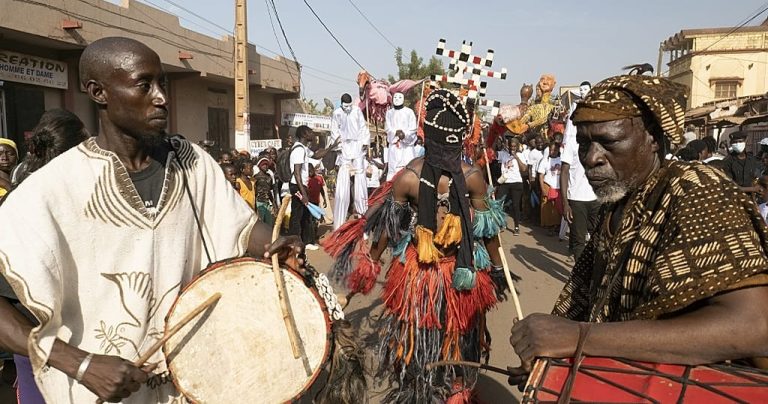 Mali: amidst adversity, Bamako's puppets bring joy to the streets