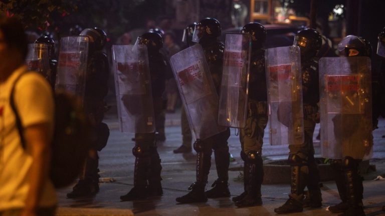 Protesters and government supporters clash on streets of Belgrade (VIDEOS) — RT World News