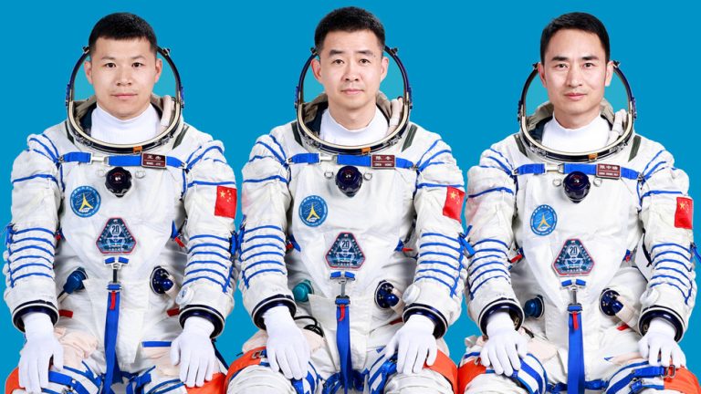 Chinese astronauts stranded after suspected debris strike  — RT World News