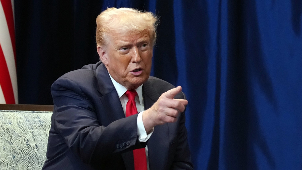 Trump labels major US broadcasters ‘arm of Democratic Party’  — RT World News