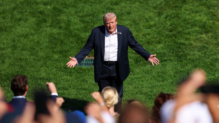 Trump warns of ‘catastrophe’ if tariffs scrapped — RT World News