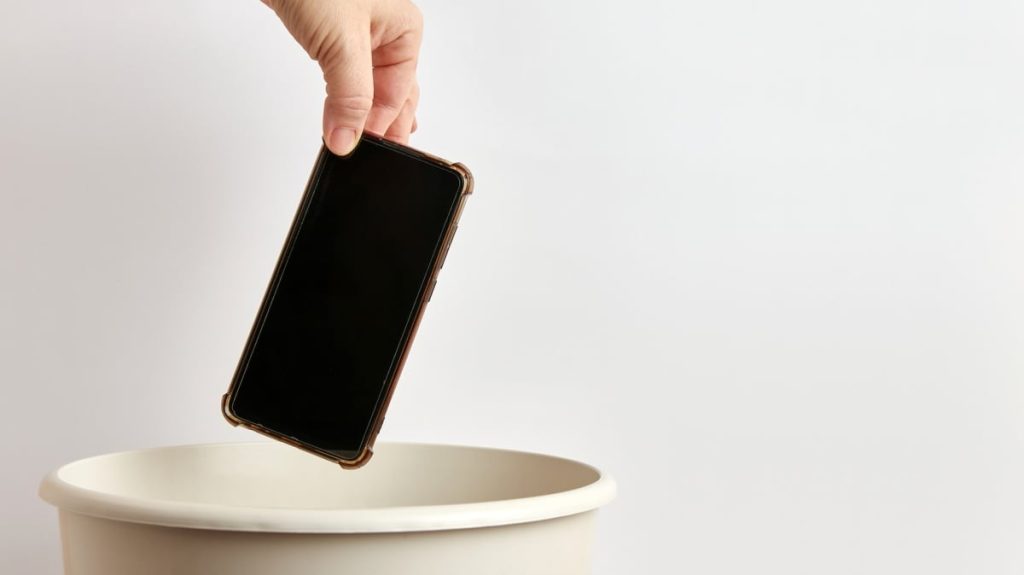 I abandoned my iPhone for a Razor, and my life is better