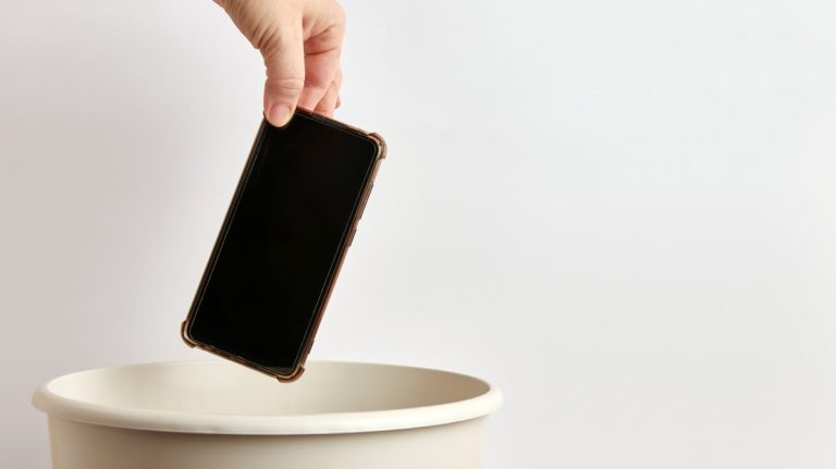 I abandoned my iPhone for a Razor, and my life is better