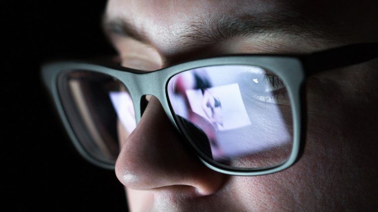China expands obscene content ban to include messaging apps — RT World News