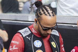 Lewis Hamilton Breaks Social Media Detox Vow In New York 300x200