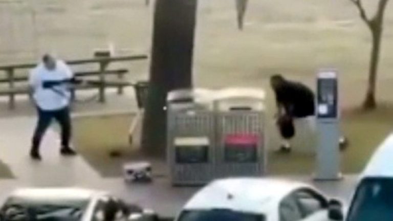Brave bystander disarms gunman at Sydney terrorist attack (VIDEO) — RT World News