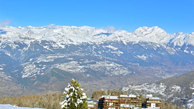 Several dead in New Year’s blast at Swiss ski resort — RT World News