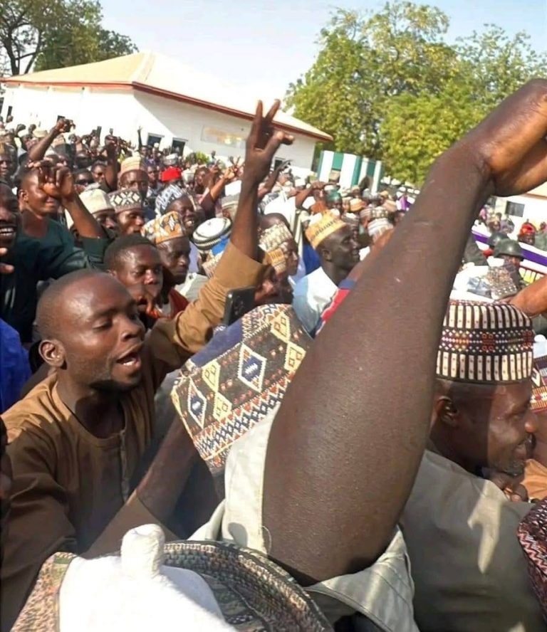 2027: Ex-Kebbi gov aspirant, Dakingari leads mass defection from PDP to APC