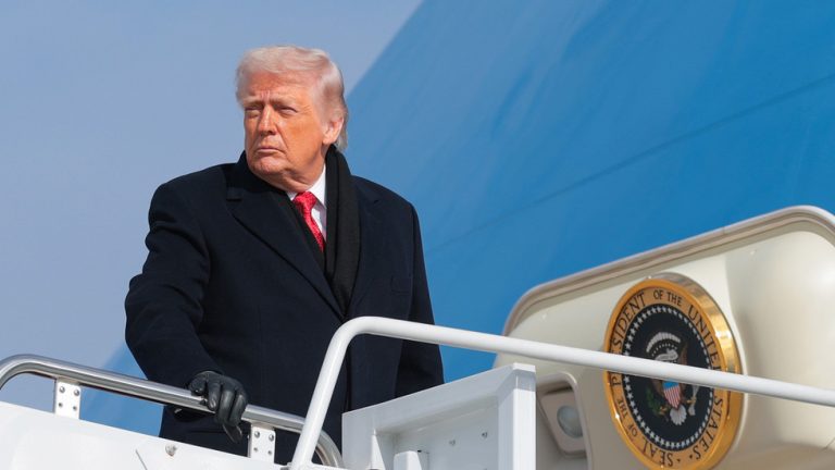 Trump’s flight to Davos turns back after ‘electrical issue’ — RT World News