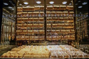 Gold Prices Surge Past 5200 Amid Geopolitical Concerns 300x200