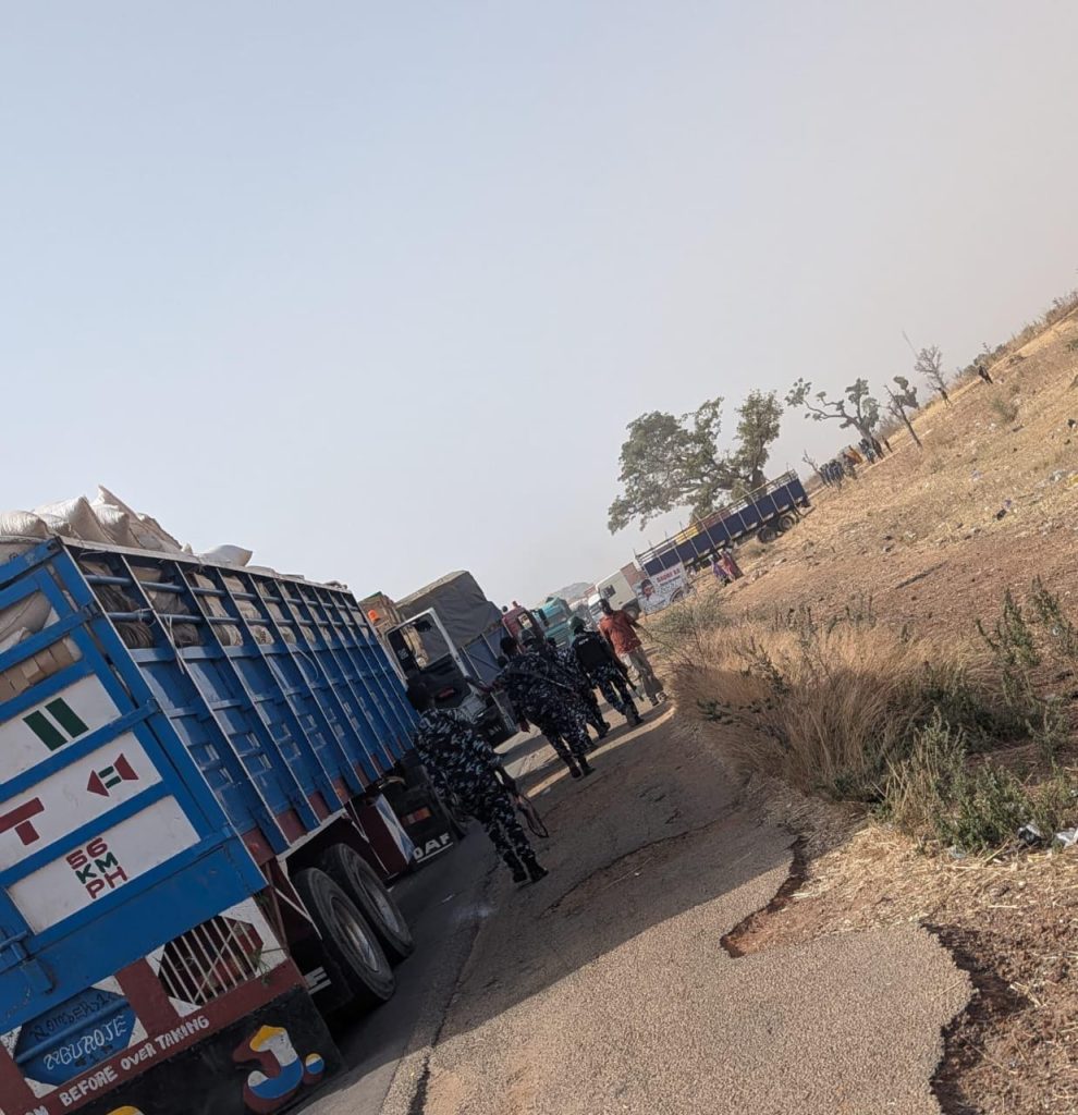 Police pay N310,000 to protesting truck drivers blocking Bauchi-Jos road