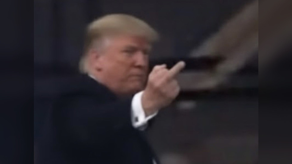 Trump flips off worker who called him ‘pedophile protector’ — RT World News