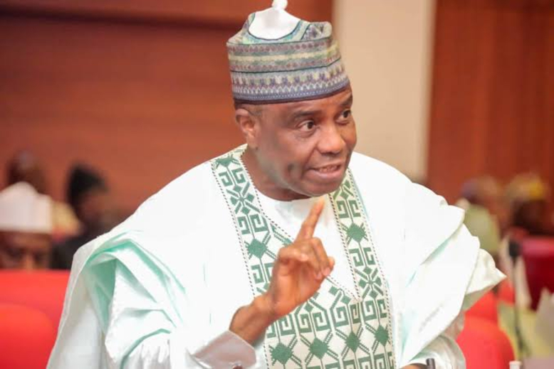 Drama as Tambuwal refuses Ganduje's offer to sit in front of APC flag (VIDEO)