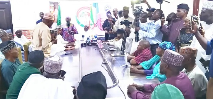 Adamawa PDP chairman, 21 LG leaders defect to APC — Daily Nigerian