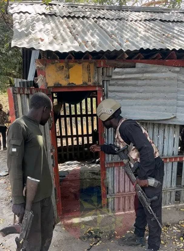 Nigerian troops uncover ISWAP detention facilities deep inside Timbuktu Triangle, kill 32 terrorists — Daily Nigerian