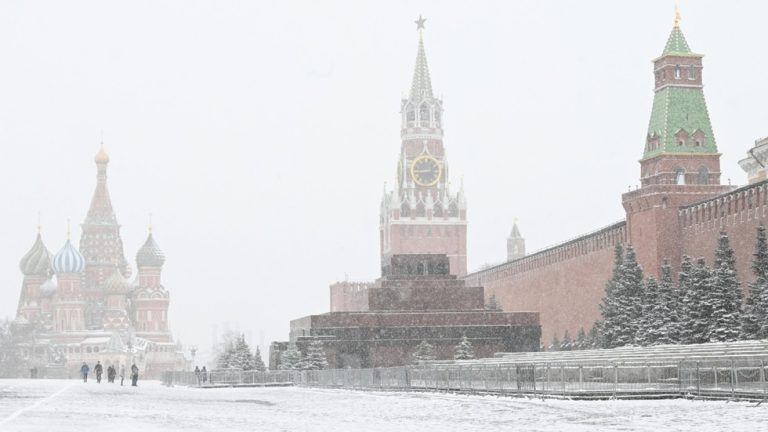 Kremlin explains postponement of Russia-Ukraine-US talks — RT World News