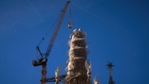 Sagrada Familia Cross Completes Tower At 1725 Meters 300x169