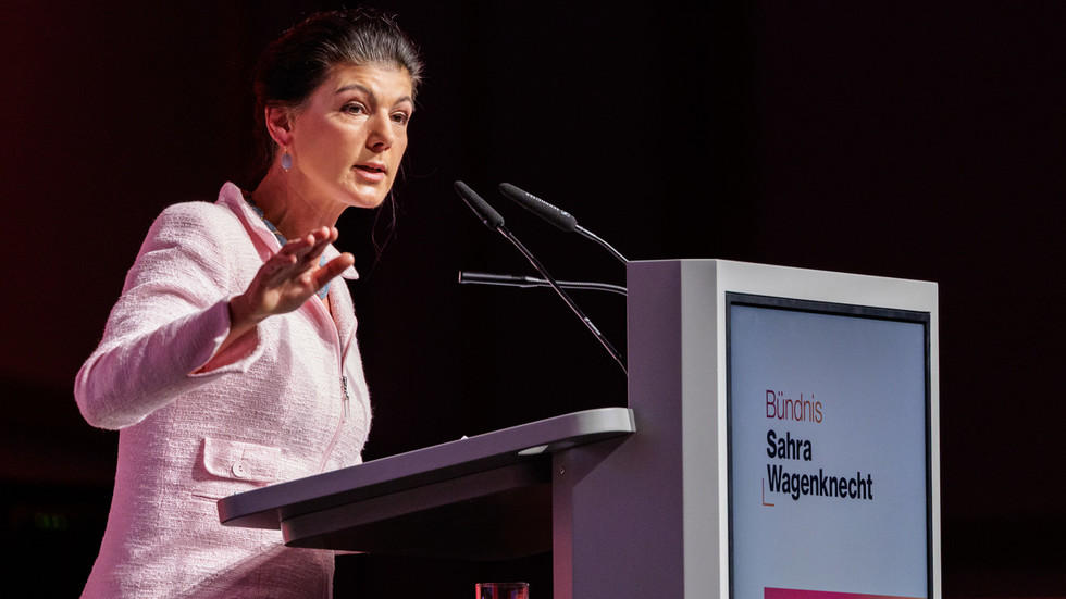 German govt ‘embezzling’ taxpayer money to fund Ukraine – veteran politician — RT World News