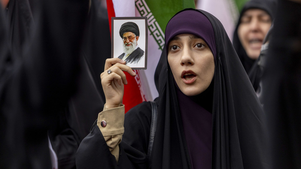 Russian analysts on the Iran strikes — RT World News