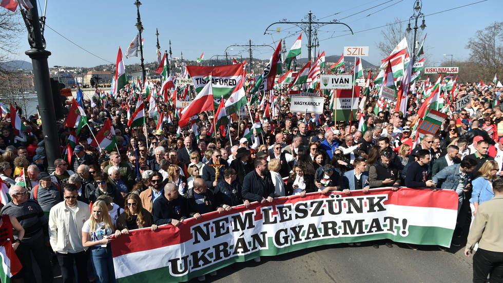 ‘We will not be Ukrainian colony’ – massive rally held in Budapest (VIDEO) — RT World News