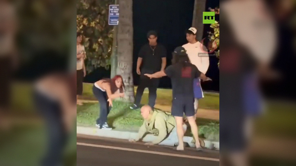 Hawaii protesters attack man in ICE gear (VIDEO) — RT World News