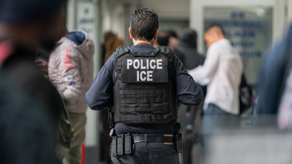 Trump threatens to deploy ICE to US airports — RT World News