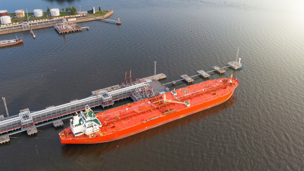 US eases Russian oil sanctions — RT Business News