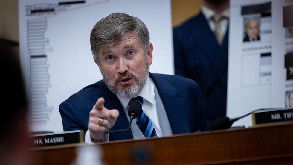 US lawmaker accuses Trump of trying to bury Epstein with Iran — RT World News