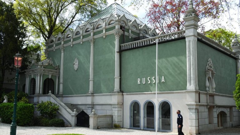 EU threatens to cut Venice Biennale funding over Russian return — RT World News