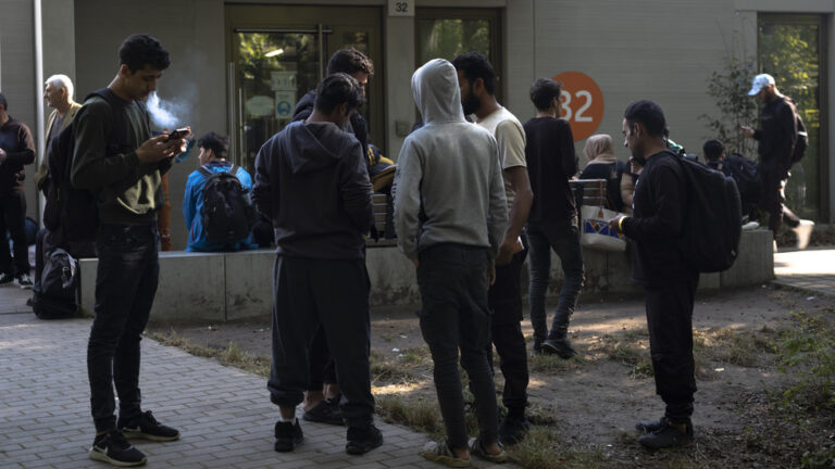 Germans back tougher limits on migrant benefits – poll — RT World News
