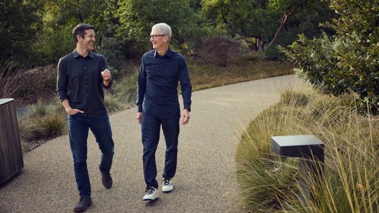 Tim Cook stepping down as Apple CEO — RT Business News